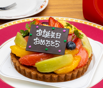 小さいケーキ（苺飾り）