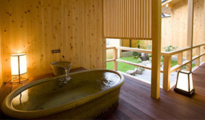 天然温泉の露天風呂付和室